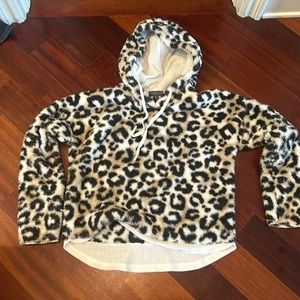 PJ Salvage women’s comfy pullover. Super soft cute leopard print. size Small